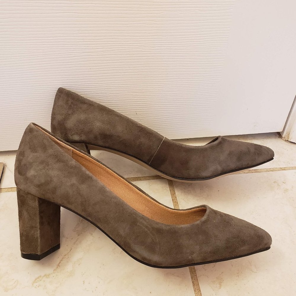 Tahari Tallie Pointed Toe Heels Chunky Suede Gray
